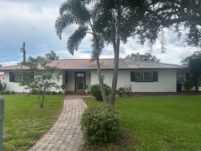 Building Photo - 2450 Mineola Dr N