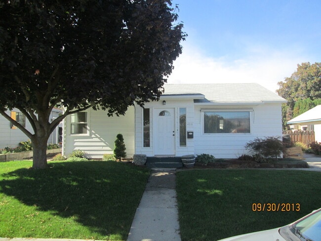 Building Photo - 2 bedroom home with great back yard!