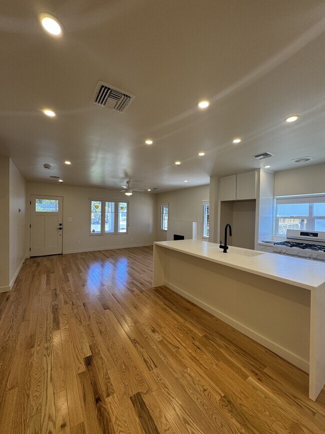 Foto del edificio - 1223 E Hubbell St