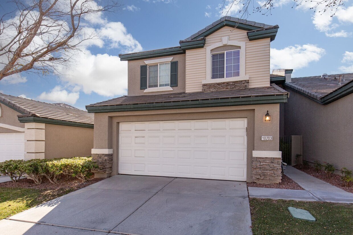 Primary Photo - Beautiful Townhome in gated community