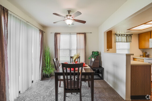 2BR, 2BA - 986SF - Eaglerock Village Apartments