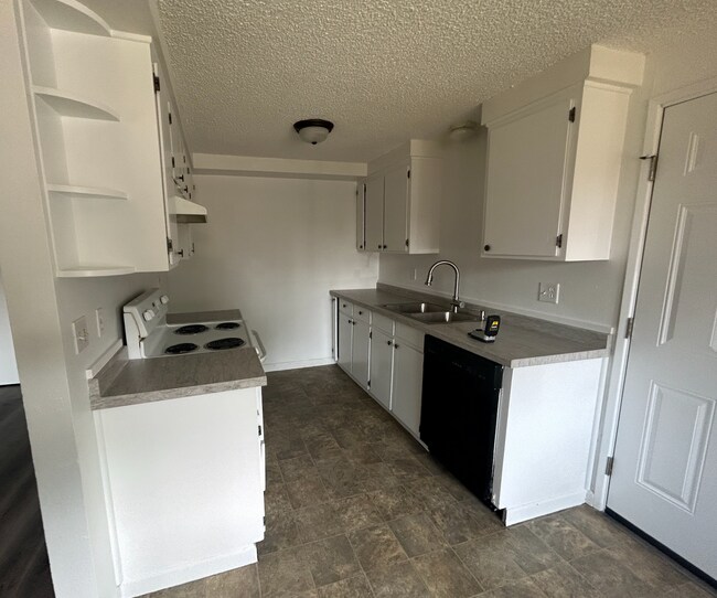 Foto del edificio - 2BD/1BA Duplex with large fenced yard Available June 5th!