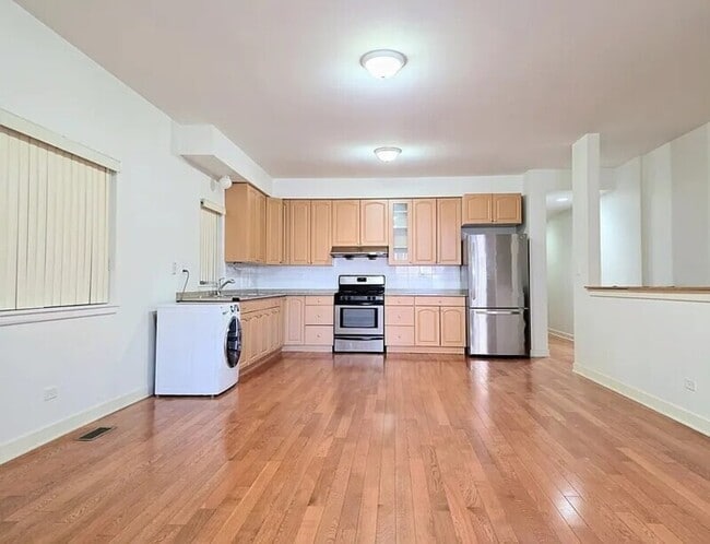 Building Photo - 705 W 31st St