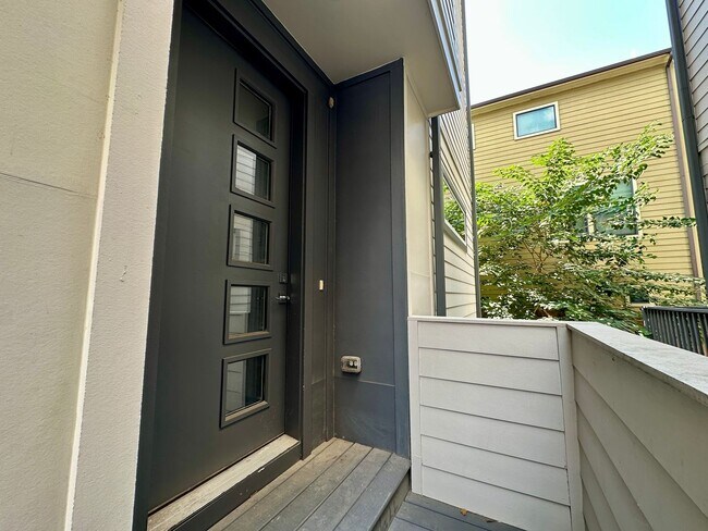 Foto del edificio - For Lease | 3 Bed, 2 Bath | 2,139 Sq Ft | Greater Heights |