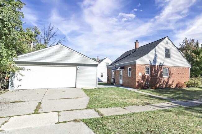 Building Photo - 640 E 261st St