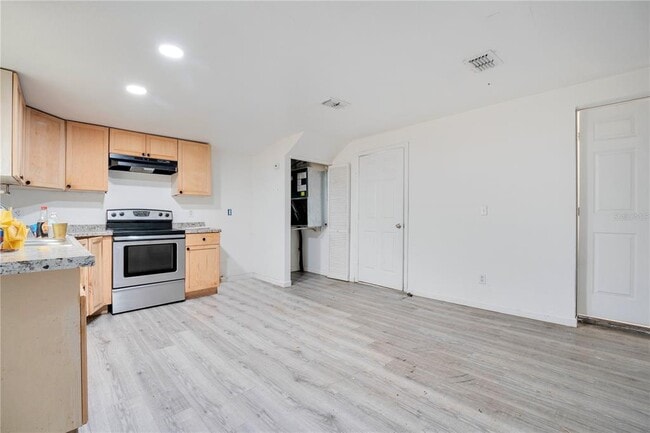 Building Photo - 1511 W 12th St
