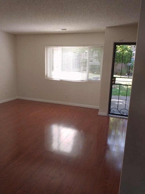 Living room facing entrance - 118E Oliva Ct