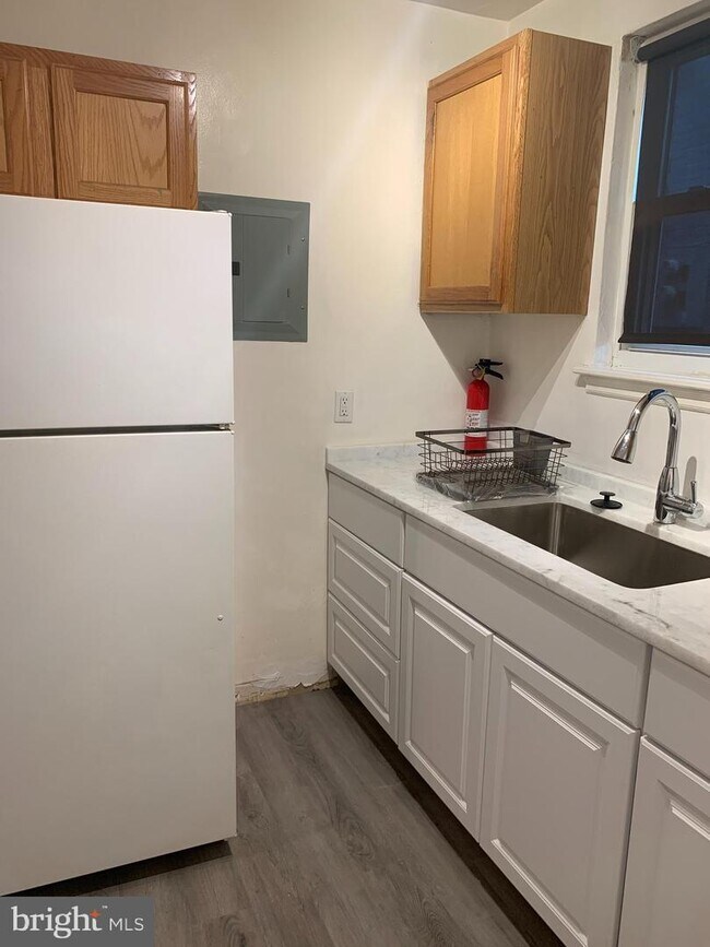 Building Photo - 42 Varnum St NE
