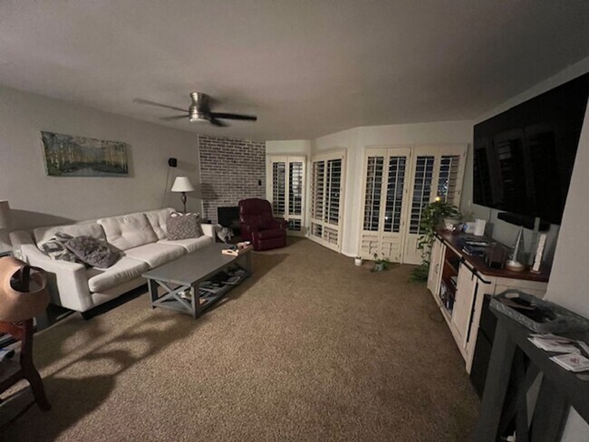 Building Photo - Tri-level Townhome in Fletcher Hills!