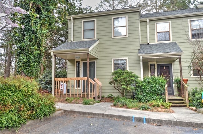 Rare End-Unit Townhome in Carrboro with Beautiful Updates! Available Early July! - Rare End-Unit Townhome in Carrboro with Beautiful Updates! Available Early July!