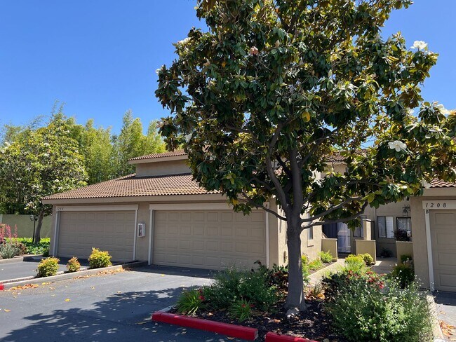 Building Photo - Walking distance to Roseburg Square - 3 be...