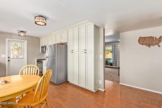 Building Photo - 817 N Hobson Cir