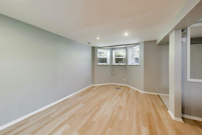 Foto del edificio - 1528 W Wellington Ave