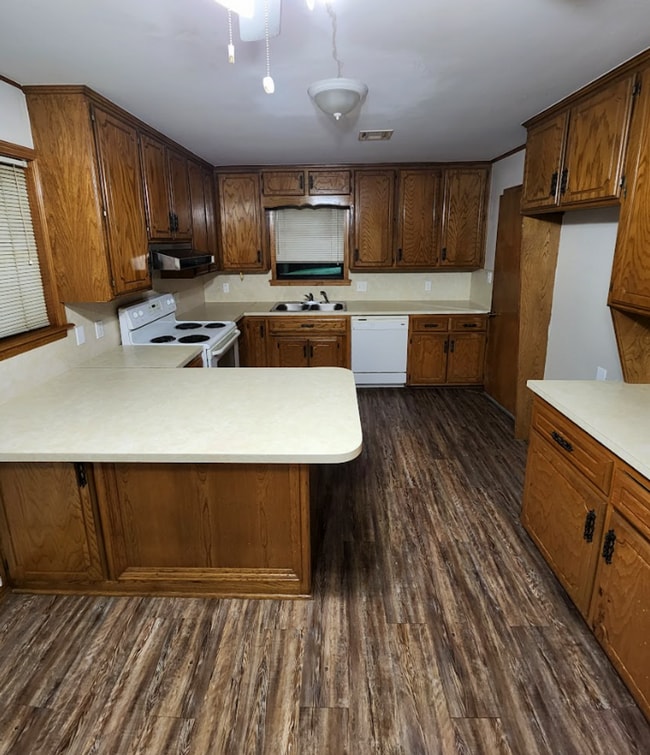 Building Photo - Spacious Four Bedroom Home, Perfectly Loca...