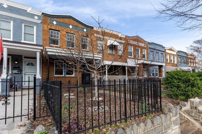 Building Photo - Gorgeous Gardener's Rowhome w/ Parking Inc...