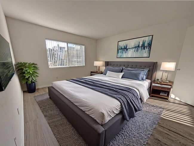 Building Photo - 11105 Rose Ave