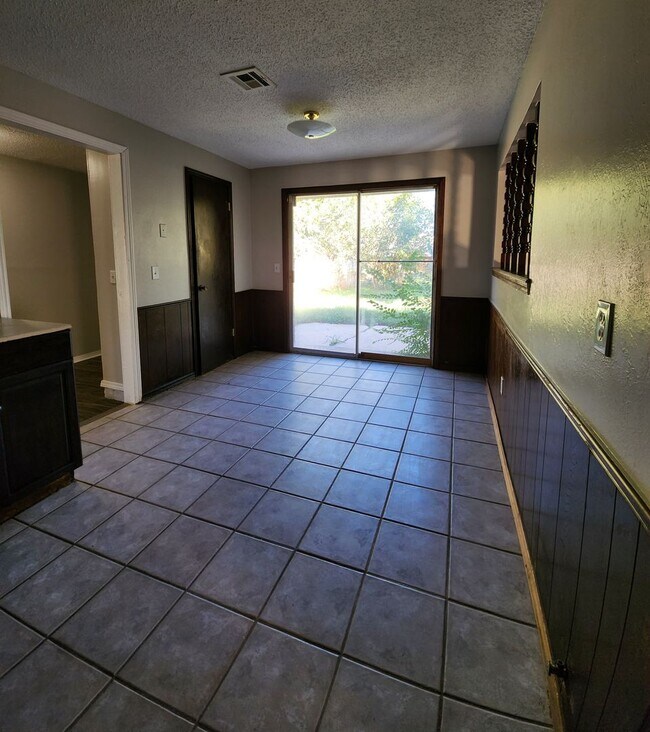 Building Photo - Rustic Charm 4 Bedroom Home in OKC!