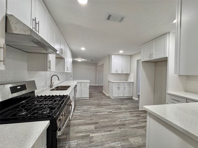 Building Photo - 5115 Hialeah Dr