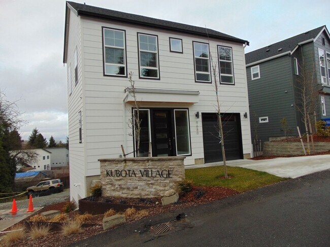 Building Photo - Beautiful 4 Bedroom Contemporary Luxury Ho...