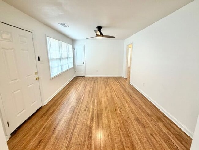 Building Photo - Now Leasing in Colonial Acres area, 3-bedroom 1 bath home.