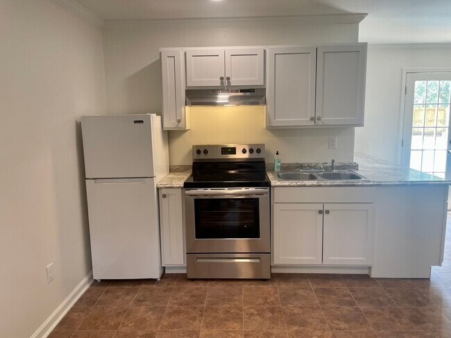 Kitchen - 206 Challenger St