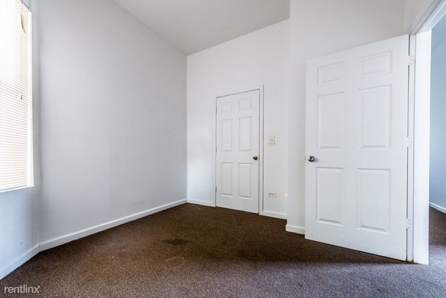 Building Photo - 4 br, 1.5 bath Apartment - 1224 S Troy St