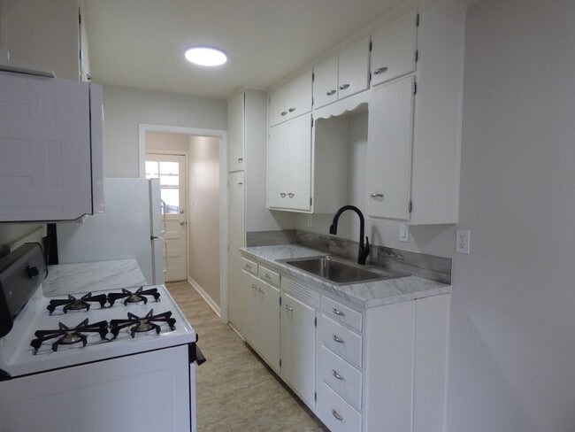Building Photo - 1 Bedroom Duplex near Sunset Golf Course