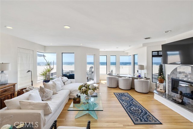 Building Photo - 536 The Strand