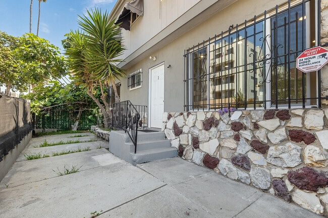 Patio - 1224 N Mansfield Ave