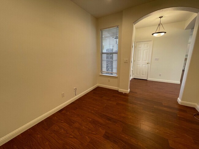 Foto del edificio - Charming & Spacious 4-Bedroom Home in Desi...