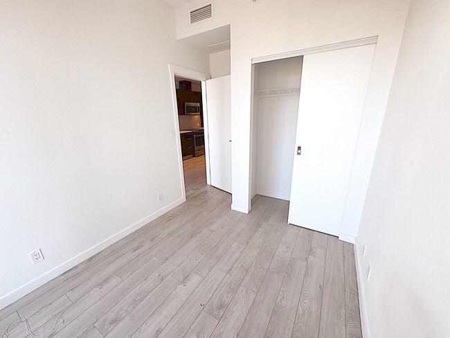 Building Photo - Centre West - 2416