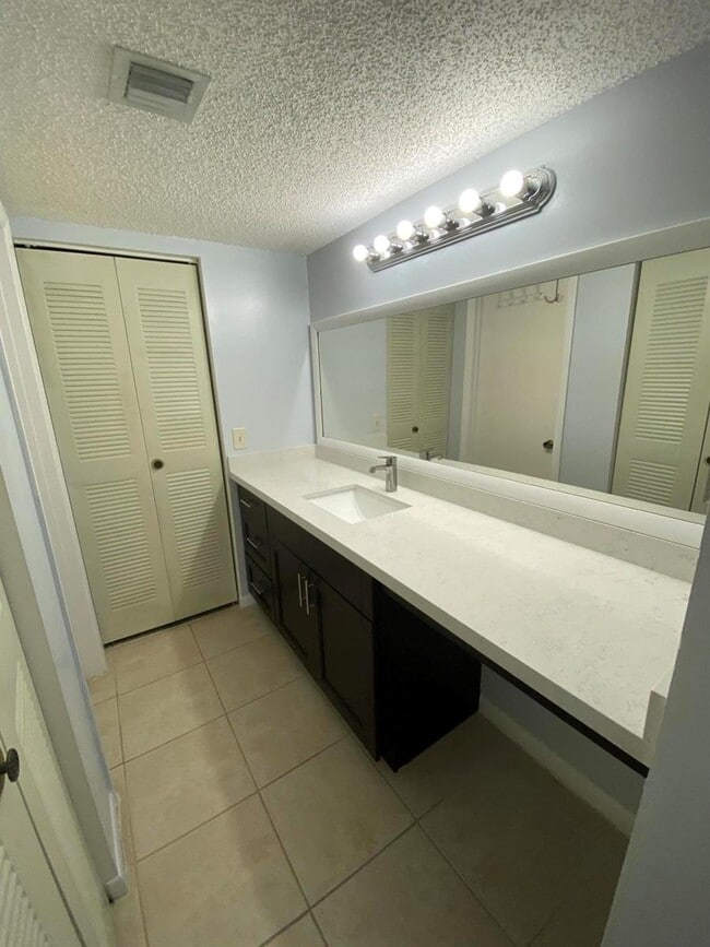 Building Photo - 9899 Westview Dr