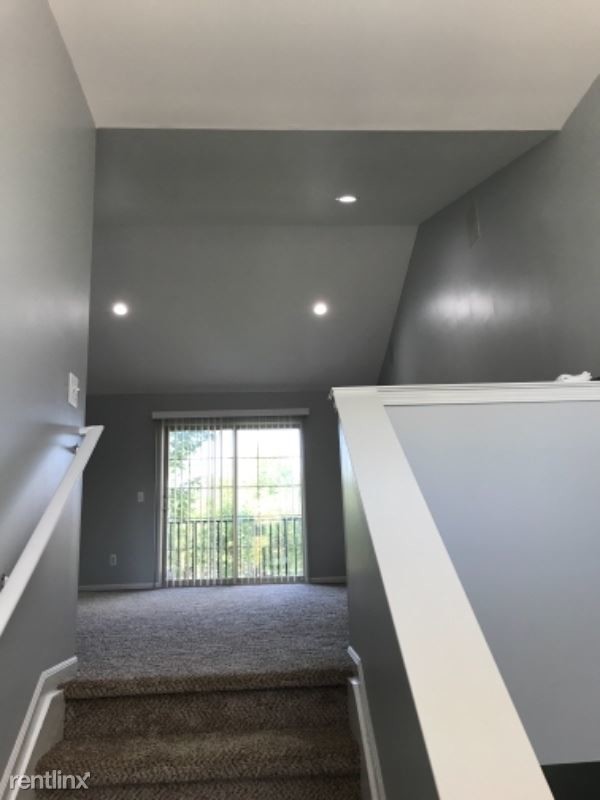 Building Photo - 16701 Kensington Dr