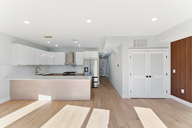 Building Photo - 443 Bergen Ave