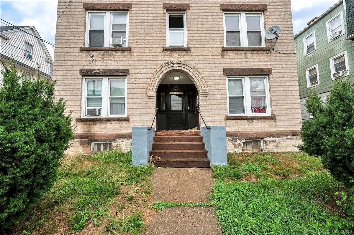 Primary Photo - 66 Standish St