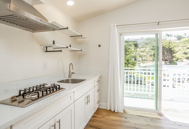 Building Photo - 1 Bedroom in Oceanside!