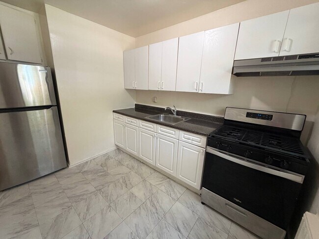 Foto del edificio - 220-40 73rd Ave