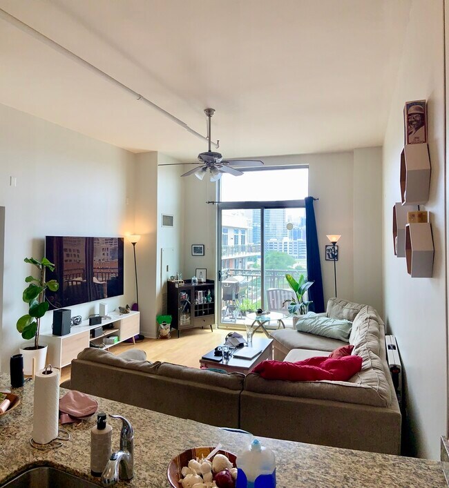 Foto del edificio - 437 W Division St