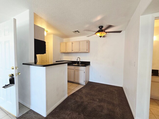 Foto del edificio - BEAUTIFUL  1 BED 1 BATH CONDO MINUTES FROM THE STRIP!