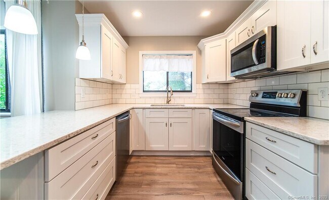 Foto del edificio - 154 Brittany Farms Rd