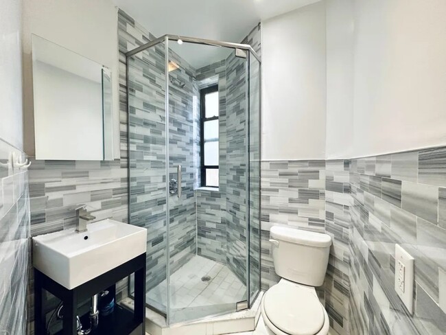 Building Photo - Private Bedroom in a 4 bedroom / 2 bathroo...