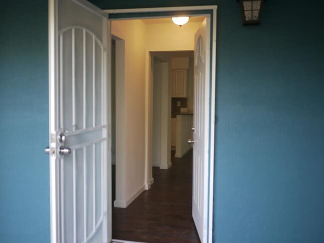 Foto del edificio - Charming 2-Bed, 1.5-Bath Home with 2-Car Garage in Hesperia, CA!