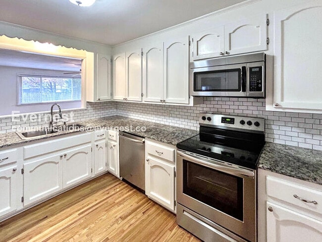 Building Photo - 115 Newport Dr