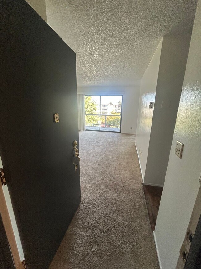 Building Photo - Two Bedroom Condo Available in Emeryville ...