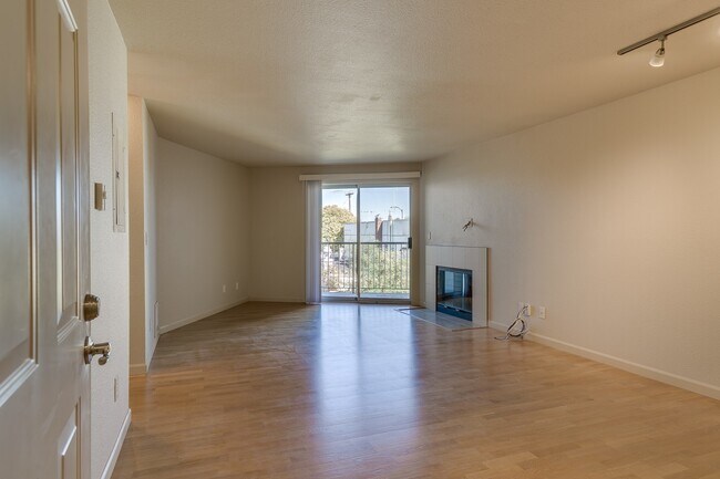 Foto del edificio - Beautiful 1 bed, 1 bath in Magnolia. Hardw...