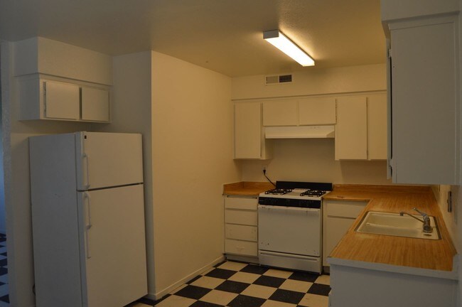 Building Photo - 482 N Glenn Ave