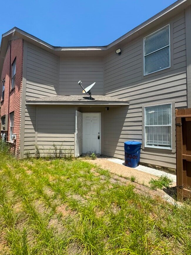 Building Photo - 12700 Leader St