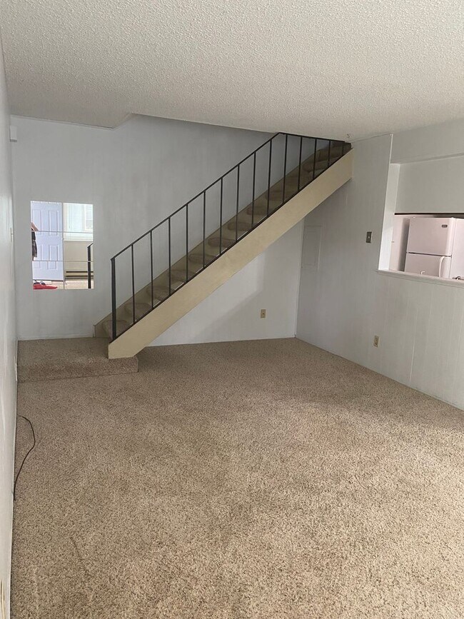 Building Photo - 621 Oakwood Dr