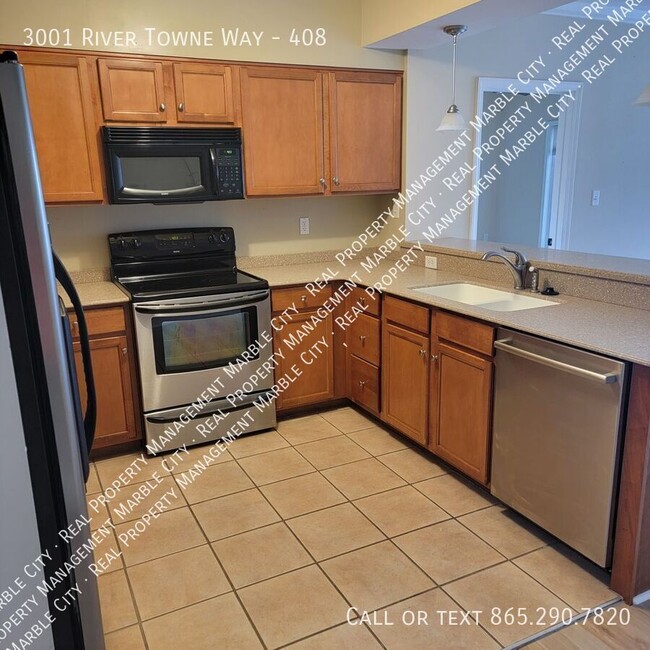 Building Photo - Spacious 3 bedroom condo near UTK Campus!