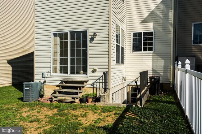 Building Photo - 211 Mary Jane Ln